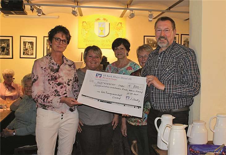 800 Euro wurden der „Elterninitiative krebskranker Kinder Koblenz“ übergeben.privat