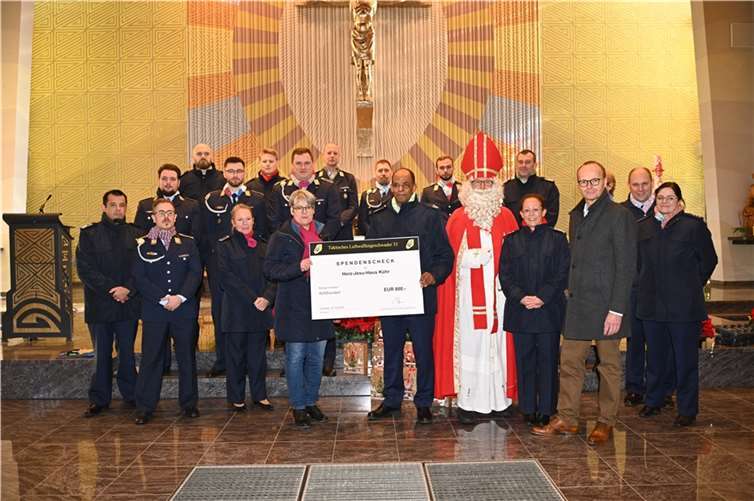 800 Euro wurden mit einem symbolischen Spendenscheck an das Herz-Jesu Haus Kühr übergeben. Foto: Bundeswehr/Rach