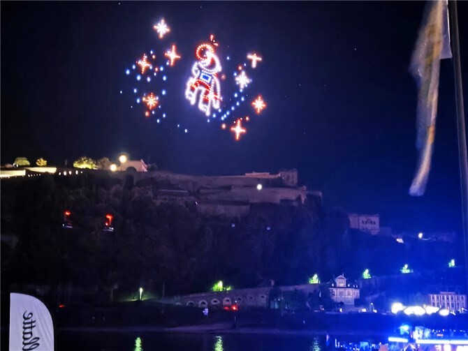 800 LED bestückte Drohnen malten bunte Bilder am Himmel über der Festung.