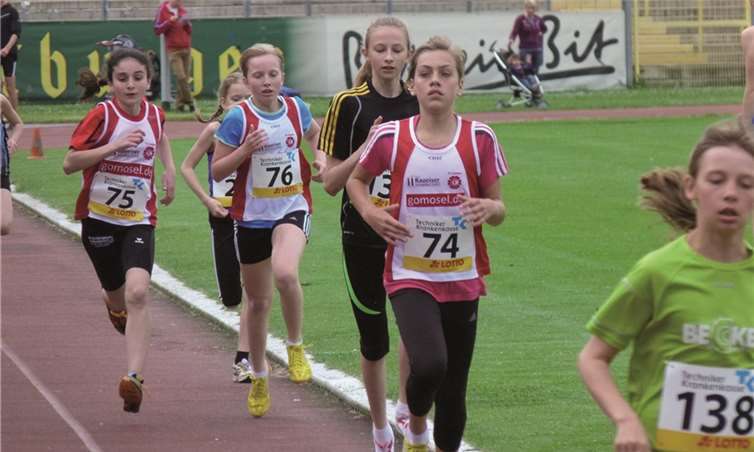 800 m Lauf beim Internationalen Sportfest in Koblenz, Sophia Oberkirch (Start-Nr. 75); Anna Zenz (Start-Nr. 76) und Hanna Görgen, die spätere Siegerin (Start-Nr. 74).privat
