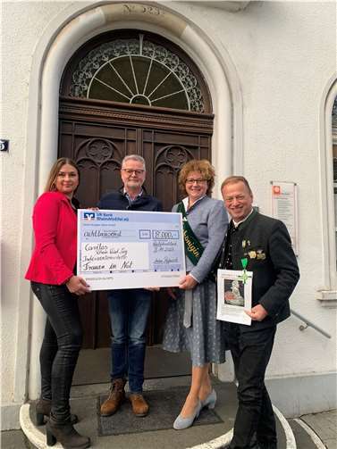 8.000 Euro spendete das Bundeskönigspaar mit der 1. Bundeskönigin Andrea Reiprich aus dem Erlös ihrer Benefiz-Aktion der Caritas Interventionsstelle für Frauen in Not.  Foto: Paschalis Baylon