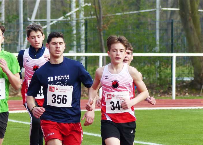 800m-Lauf der U16 mit Tim Fuhrmann(2. von links),Teilnehmern aus dem Talentkader: Asyl Tirjaki (356), Lennart Mohr(344), Phillip Adam (recht verdeckt)