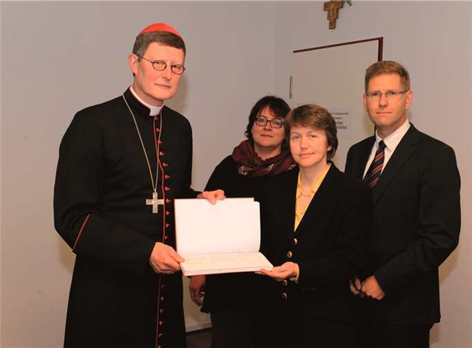 820 Unterschriften überreichten Dietrich Schleimer (v.r.), Karin Ganser- Hillgruber und Elisabeth Kolvenbach an Erzbischof Rainer Maria Kardinal Woelki.Privat