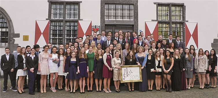84 junge Menschen erhielten nach der Abi-Messe in einem offiziellen Festakt in der Stadthalle ihre Abschlusszeugnisse.privat
