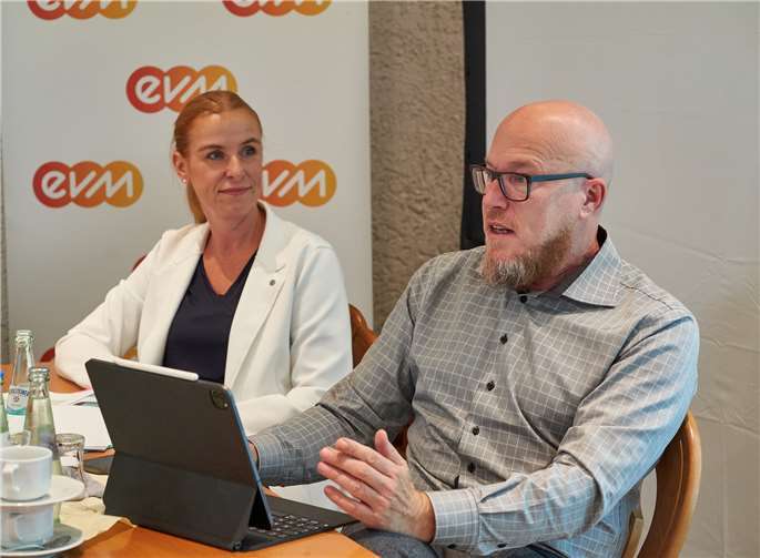 88 Prozent der Teilnehmer aus der Verbandsgemeinde Weißenthurm sparen bereits aktiv Strom und Heizungswärme. 52 Prozent setzen auf Ökostrom. Das geht aus dem Energiewende-Kompass hervor, den (von links) Claudia Probst und Christian Schröder von der vorstellten. Foto: Thomas Frey/evm