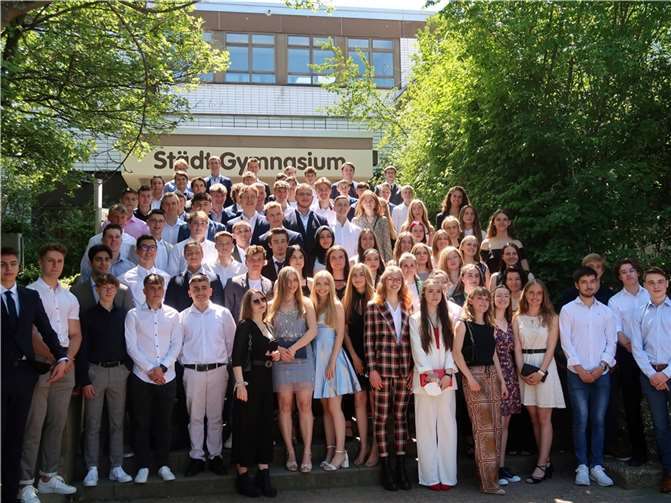 88 fröhliche und stolze Abiturientinnen und Abiturienten des Städtischen Gymasiums Rheinbach (SGR) nahmen während ihrer lang ersehnten Abiturfeier ihr Abiturzeugnis strahlend in Empfang. Foto: privat