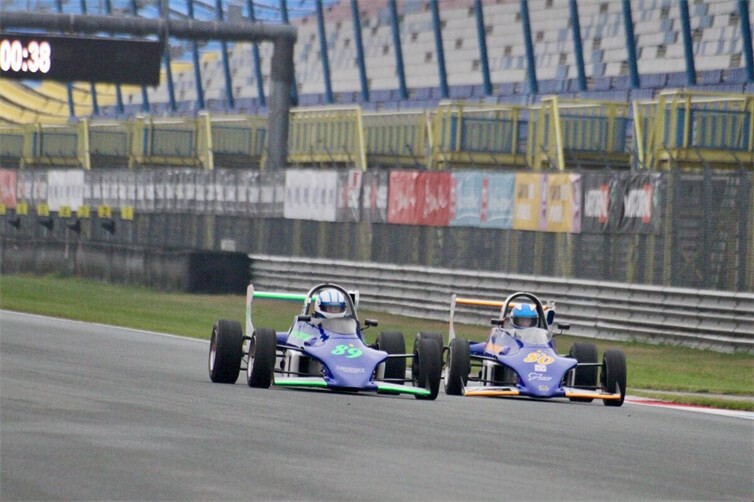 #89 Frank Färber und #80 Simone Busch auf Erfolgskurs im niederländischen Assen.