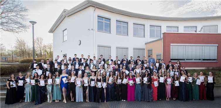 90 Abiturientinnen und Abiturienten des Jahrgangs 2024 wurden aus der Schule verabschiedet. Quelle: Mons-Tabor-Gymnasium