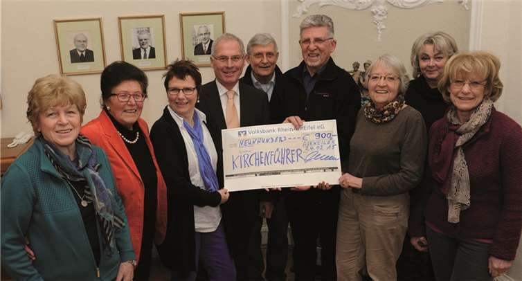 900 Euro Geldspenden konnten jetzt dem Verwaltungsratvorsitzenden Paul Radermacher für die Anschaffung einer neuen Lampe übergeben werden. FIX