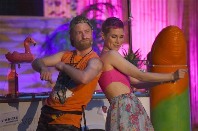 90er-Jahre-Hits und Sommerlaune treffen bei „Eis Eis Baby“ auf ein turbulentes, humorvolles Bühnenstück.  Foto: privat