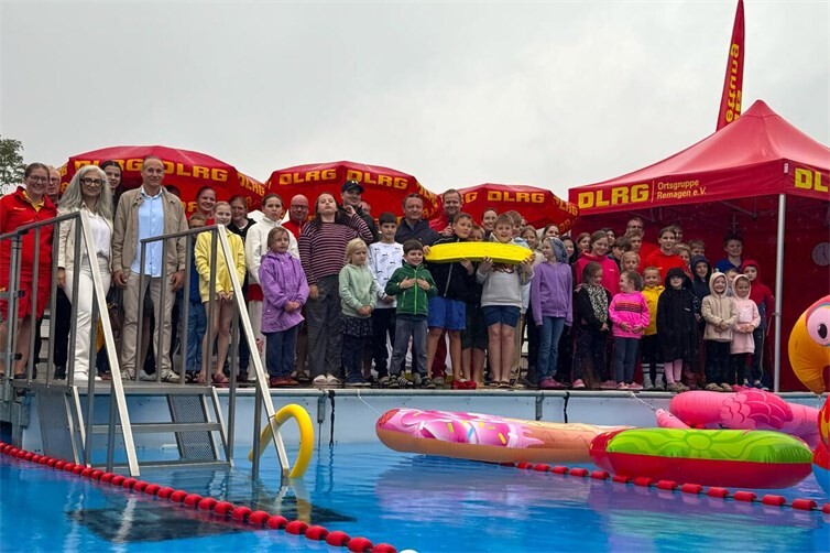 91 Schwimmerinnen und Schwimmer gingen bei den Remagener Stadtmeisterschaften im Pop-up-Becken an den Start. Trotz Dauerregen sorgten sie für einen gelungenen Wettkampftag mit rund 200 Starts und 12,5 Kilometern Gesamtstrecke.