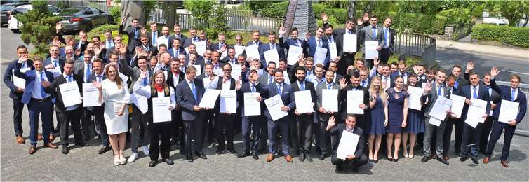 92 Erfolgsgeschichten: Die neuen Meisterinnen und Meister im Dachdecker- und Klempnerhandwerk Pressefoto Seydel