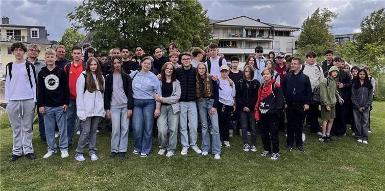 98 Schülerinnen und Schüler der Boeselager-Realschule Ahrweiler nutzten die Chance und informierten sich bei den AzubiSpots in Bad Neuenahr über mögliche Ausbildungschancen.  Foto: privat