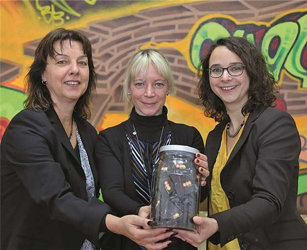 981 Gummibärchen stehen symbolisch für eine Spende der evm an den Kinderschutzbund Koblenz e.V. (v.l.): Daniela Janz, Heike Krautkrämer und Katharina Gardyan. privat