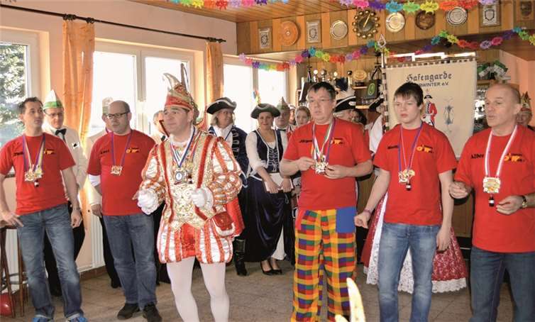 „A Cappella OW“ um Jürgen Heno und Prinz Frank II. überzeugten mit Coverversionen beliebter Karnevalshits.