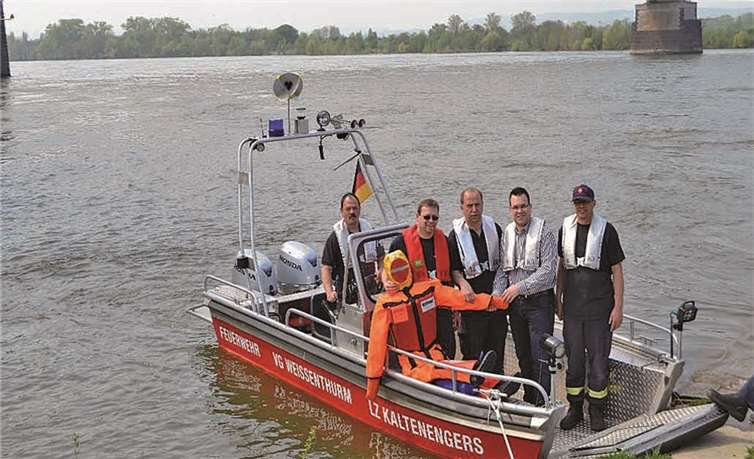 A. Schubert, W. Häring, J. Reif (Wehrführer), T. Cron (Sparkasse Koblenz Geschäftsstelle Mülheim-Kärlich), Jörg Börner (stellv. Wehrführer) (v.l.). privat