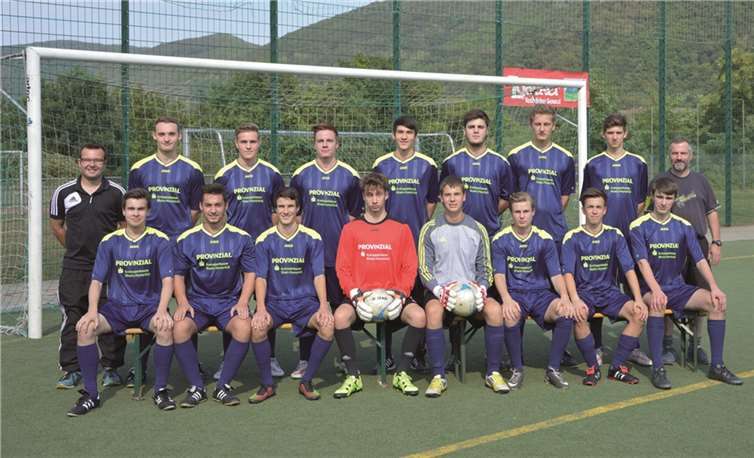A1-Jugend: Rheinlandligakader: Auf dem Foto stehend v.li.n.re.: Co-Trainer Lars Vogt, Manuel Kuhn, Nils Wetzstein, Max Zerwas, Yannik Warm, Jan Gibbert, Jonas Krautkrämer, Luka Pooschen und Trainer Michael Warm. Sitzend von links nach rechts: Linus Münzel, Christian Staaden, Felix Liesenfeld, Lucas Rennau, Philipp Horn, Nils Kräf, Simon Weber und Lorenz Gockel. Es fehlen: Marwin Bersch, Mathis Lohn, Jonas Rottländer, Robin Thillmann, Jörn Viebranz und Vincent Wellems. privat