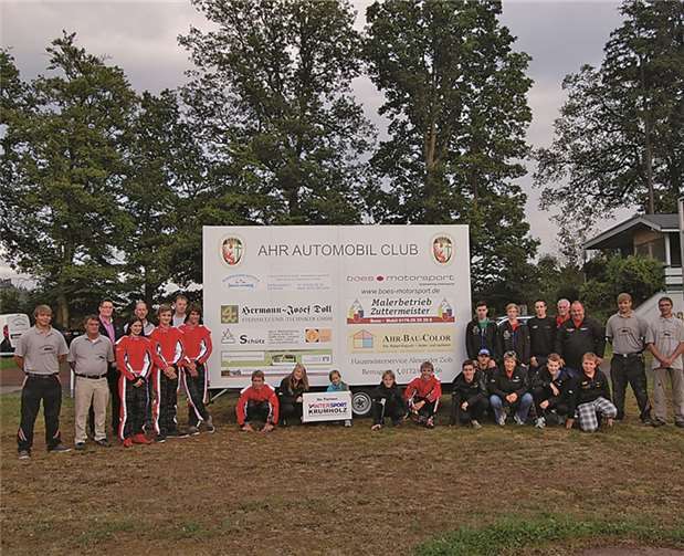 AAC-Jugendkartgruppe mit Sponsoren und Betreuern.privat