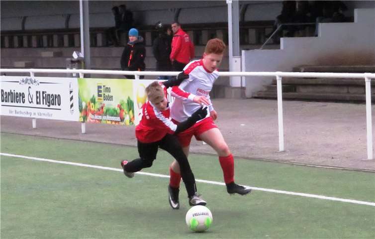 ABC-Stürmer Julien Steinbeck, hier im erfolgreichen Zweikampf mit einem Maifelder Abwehrspieler, erzielte den Führungstreffer zum 1:0.privat