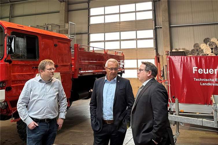 ADD-Präsident Thomas Linnertz ließ sich von Landrat Achim Hallerbach und BKI Holger Kurz beim Rundgang durch das Brand- und Katastrophenschutzzentrum die Maßnahmen zum Bevölkerungsschutz erläutern.  Foto: Thomas Herschbach