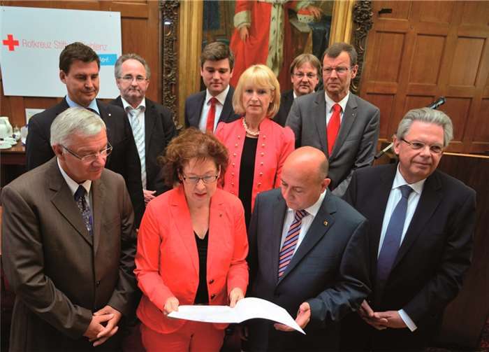 ADD-Präsidentin Dagmar Barzen (Mitte) überreichte die Urkunde dem Stiftungsvorsitzenden Leo Biewer. HEP