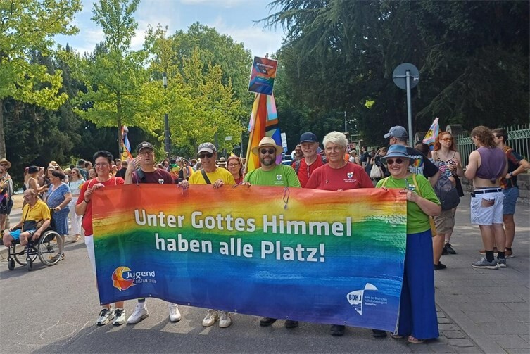 AG Queer der Fachstelle Jugend im Visitationsbezirk Koblenz und AK Queer des Pastoralen Raumes Koblenz nehmen am Christopher Street Day teil.