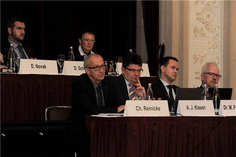 AG-Vorstand Christoph Reinicke (4.v..r.) legte den Geschäftsbericht der Aktiengesellschaftfür das jahr 2014 vor.