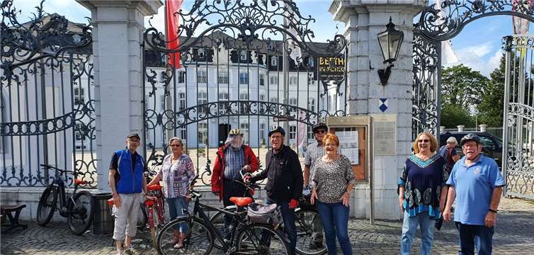 AG60+ Vorsitzender Klaus Mertensacker (rechts) mit den Teilnehmern der Radtour