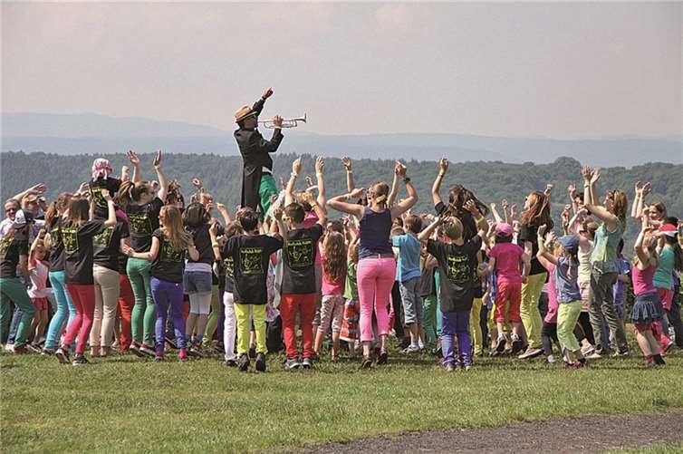 AGUNDO drehte auf der Erpeler Ley ein Video, um jungen Menschen Kunst nahe zu bringen.privat