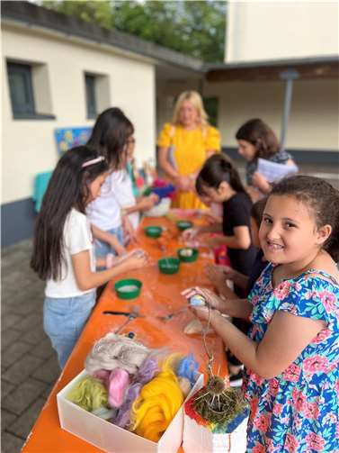 AG`s wie Fußball, Tanzen, LegoWeDo, Werken und Filzen, Schülerzeitung, Astronauten, Trash Drumming und einiges andere mehr konnten auf dem Schulhof und in der Turnhalle selbst ausprobiert werden - von Kindern und Eltern. Foto: privat