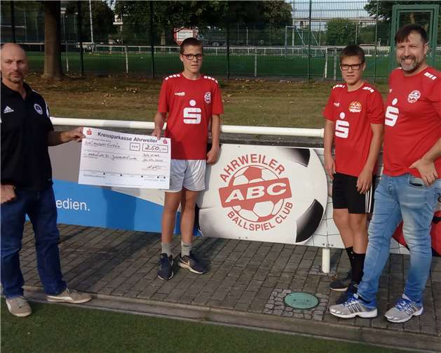 AH II-Obmann Ralf Schmitt (l.) bei der Scheckübergabe mit den C-Jugend-Spielern Pascal und Jan Olzem sowie Jugendleiter Gerd Treffer (r.). Foto: Privat