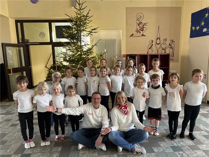 AKG-Prinzenpaar Kai I. und Maria I. mit ihrem Adjutanten Karl-Heinz Conradt zu Besuch bei den kleinen Funken der AKG.  Foto: privat