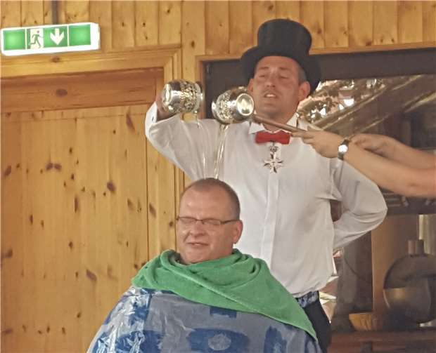 AKK Präsident Christian Johann während seiner Schängeltaufe.