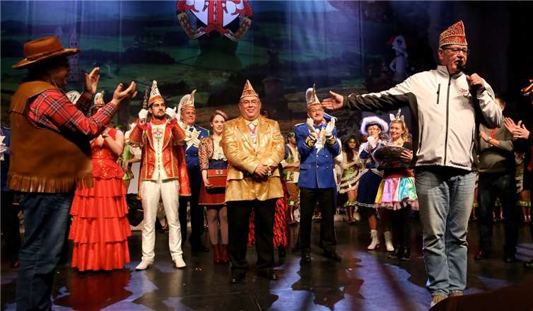 AKK-Präsident Möhlich bedankt sich bei Heinz Kölsch.