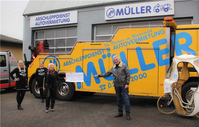 AM MÜLLER hat -anstatt Kundenpräsente zu verschenken - 2.500 Euro an Reiner Meutsch und seine Fly&Help Stiftung gespendet. Reiner Meutsch nahm die Spende persönlich im AM MÜLLER Betrieb in Montabaur in Empfang.Von Anfang an steht die Autovermietung und Abschleppdienst MÜLLER GmbH als Sponsor für Fly&Help bereit.
