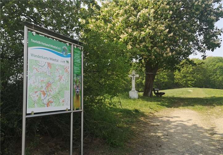 AM Wanderparkplatz „Schäfers Kreuz“ wurde eine Infotafel errichtet. Fotos: Touristik-Verband Wiedtal e.V.