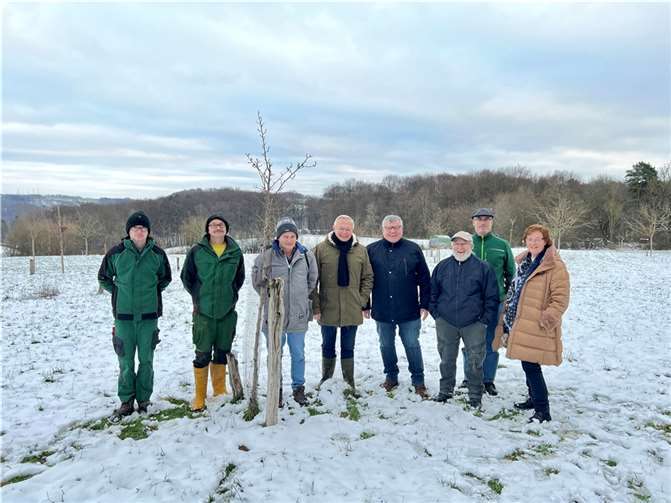 ANUAL und Kreisverwaltung setzen sich gemeinsam für den Erhalt der Streuobstwiesen ein. Auf dem Bild sind ANUAL-Mitglieder mit ihrem Vorsitzenden Robert Klein sowie Landrat Achim Hallerbach, 1. Kreisbeigeordneter Michael Mahlert und Umweltreferentin Ina Heidelbach zu sehen.  Foto: Kreisverwaltung Neuwied / Martin Boden