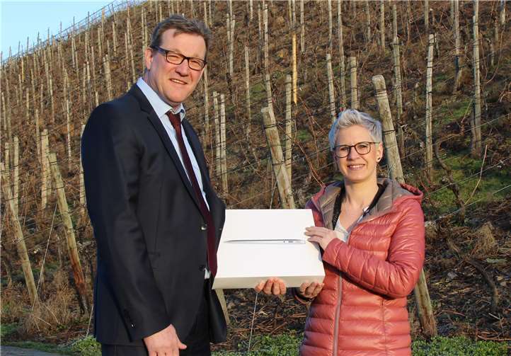 AOK-Markt-Abteilungsleiter Manfred Pesch (li.) überreichte Sabrina Jaklen das MacBook Air 13.Foto: privat