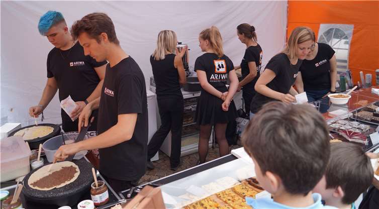 ARIWA (Animal Rights Watch) aus Koblenz organisierte den veganen Markt in diesem Jahr. Am eigenen Kuchen-, Crêpe- und Infostand war allerhand zu tun.Foto: SEL