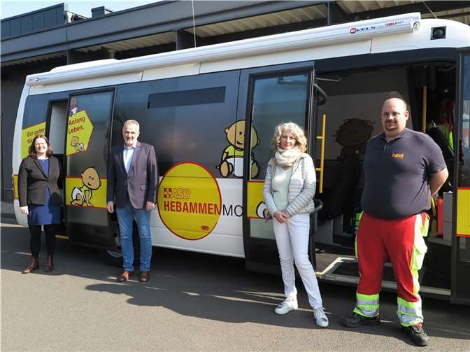 ASB-Hebammenmobil: (v.l.) Stefanie Könitz-Goes, Bürgermeister Jörg Schmidt, Elisabeth Schütte und Patrick Bazill.  Foto: Gemeinde Wachtberg/mm)