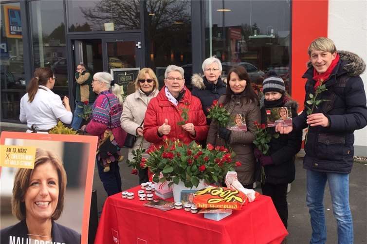 ASF Mendig unterstützt von Marc Ruland (MdL) verteilen rote Rosen an die weiblichen Passanten.privat