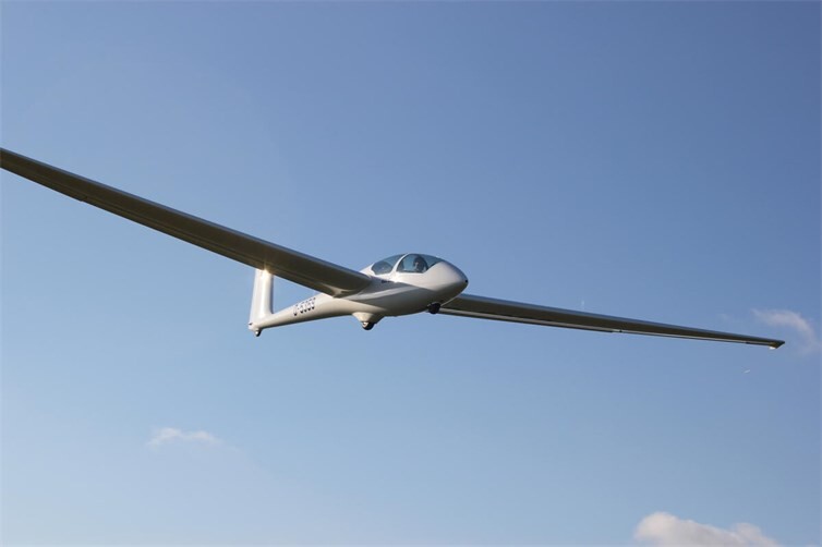 ASK 21 im Anflug auf die Piste 25