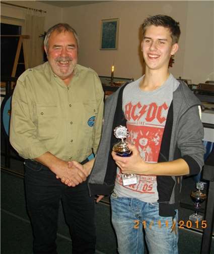 ASV-Vorsitzender H. Schmitt gratulierte Matthias Mertlich zu dessen Erfolg.