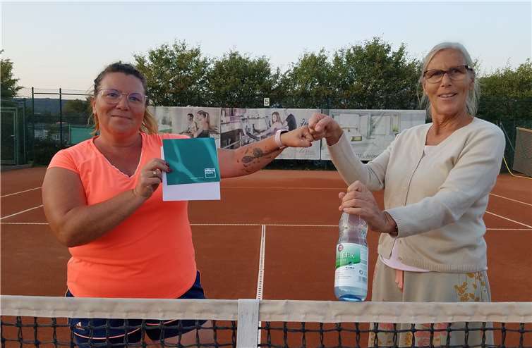 ATC-Sportwartin Margreth Beyer gratulierte Simone Hoffman als Siegerin bei den Damen