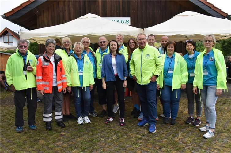 AW-Landrätin Cornelia Weigand am Versorgungsstand in Plittersdorf.  Foto: privat