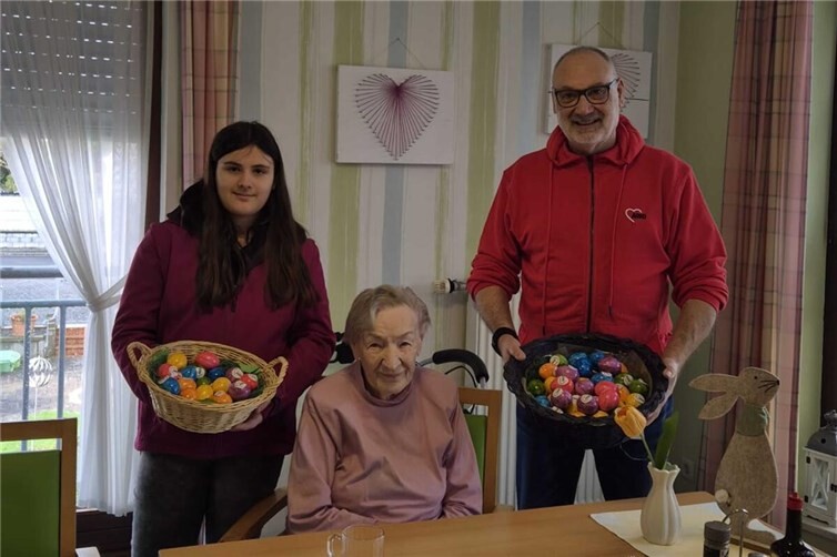 AWO-Hase im Altenheim