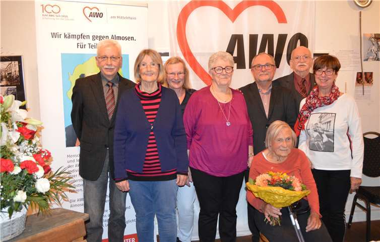 AWO-Kreisvorsitzender Lorenz Denn (l.) und AWO-Ortsvereinsvorsitzender Andreas Johnsen (3.v.r.) ehrten gemeinsam mit Ortsvorsteherin Angela Linden-Berresheim (r.) die langjährigen Mitglieder.Foto: AB
