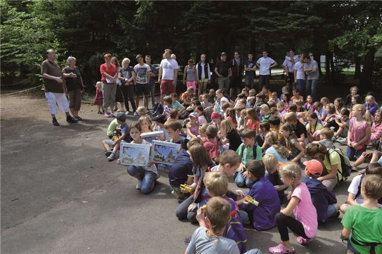 AWO-Kreisvorsitzender Werner Fleischer (links) und Wiltrud Post, Vorsitzende des AWO-Ortsvereins Sinzig wünschen den Kindern schöne Ferientage im Harterscheid. privat