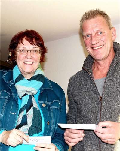 AWO-Vorsitzende Barbara Heymann und den Rektor der Geschwister-Scholl-Hauptschule Peter Hauck bei der Zuwendungsübergabe.Privat