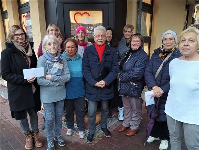 AWO Vorsitzender Lorenz Denn im Kreis der Mitarbeiterinnen der „Fundgrube“ bei der Spendenübergabe an Aileen Buschmann (1.v.l.) und Britta Jelken (3.v.l.) von der städtischen Jugendpflege, Berta Bauer (2.v.r.) Vorstandsmitglied des Hospiz-Vereins, Reinhild Kobold (3.v.r.) Vorsitzende des Fördervereins Frauenhaus und an Michele Scheidler (4.v.r.) für die Jugendfeuerwehr Oberwinter. Foto: AWO Ortsverein Remagen und Kripp